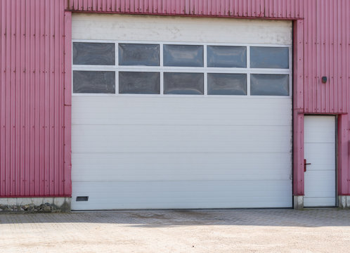 Garage mit einem Rolltor und einer Tür