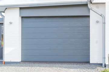 Garage mit einem grauen Tor