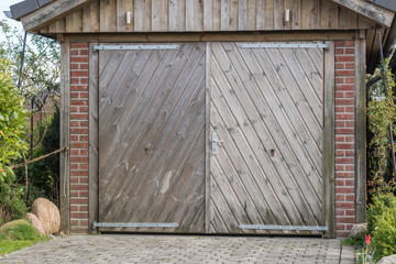 Garage mit Holztür