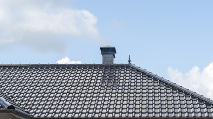 Schornstein auf einem Dach eines Hauses