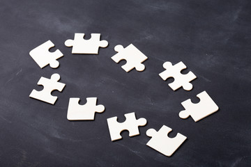 Obraz premium Business solution concept jigsaw on the blackboard