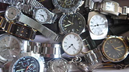 Viele alte, gebrauchte Armbanduhren