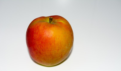 Roter Apfel isoliert