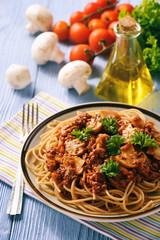 Wholegrain spaghetti with homemade bolognese sauce and mushrooms.