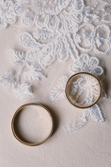 Obraz na płótnie Canvas Gold and silver wedding rings