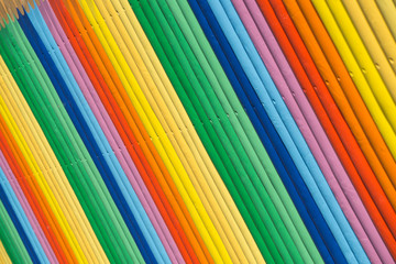 Viele Buntstifte diagonal