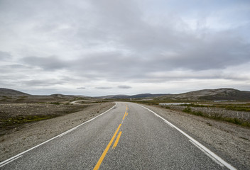 Naklejka premium alleine auf der strasse in skandinavien