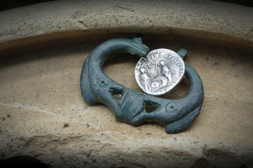 Römische Schnalle und Denar des Augutus