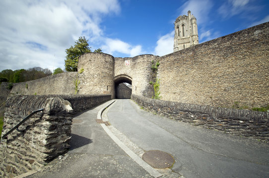 France, Saint-L&ocirc; - Les remparts et l'&eacute;glise Notre Dame en temps de pause