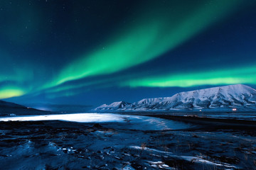 The polar Northern lights in the mountains of Svalbard, Longyearbyen, Spitsbergen, Norway wallpaper - obrazy, fototapety, plakaty