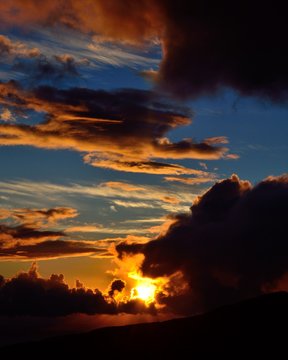 Vibrant sunrise with cloudy sky of vivid colors © ptoscano