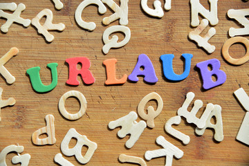 Urlaub Wort als Buchstaben auf Holzhintergrund