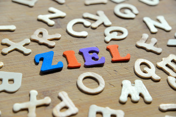 Ziel Wort als bunte Buchstaben auf Holz Hintergrund