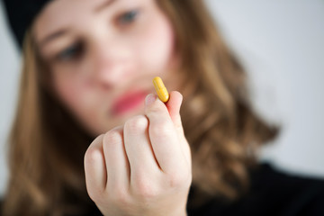 Teenager mit Tabletten