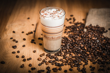 Café Latte Macchiato mit Kaffeebohnen