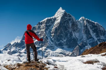 Fotobehang Mount Everest Trekker in de Khumbu-vallei op weg naar het Everest-basiskamp