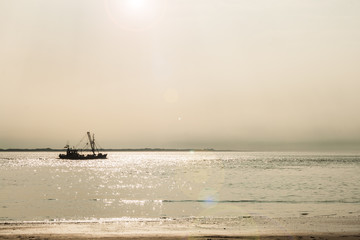 Fischerboot fährt zur See