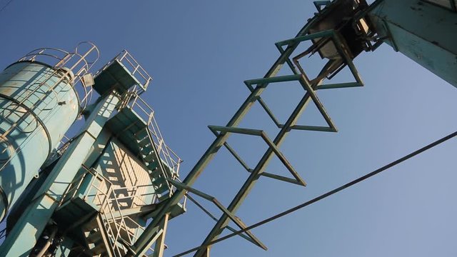 The plant trolley on rails to and rubble silage brings back leaves. For the production of asphalt in the bunker comes a special mixture of dry stones of different rocks for mixing with bitumen. The