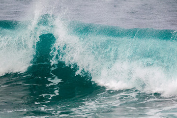 Wellen im türkisen Wasser der Keokea Bay an der Nordküste von Big Island, Hawaii, USA.