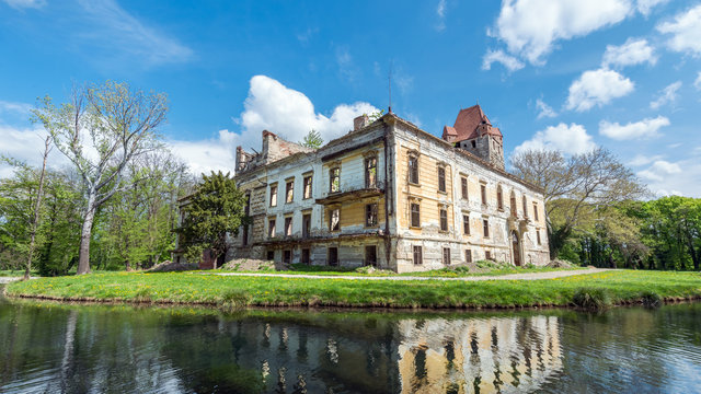 Nordwestecke von Schloss Pottendorf, Ruine, in Nieder&ouml;sterreich