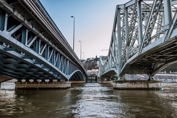 Les ponts ferroviaire et routier de La Mulatière vu des quais de Saône à Lyon