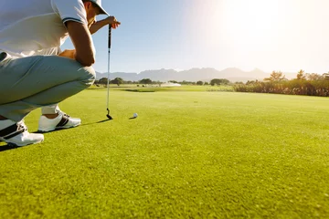 Photo sur Aluminium Golf Joueur de golf professionnel visant avec un club sur le parcours