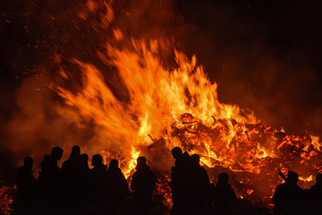 Fototapeta na wymiar Menschen an einem Osterfeuer