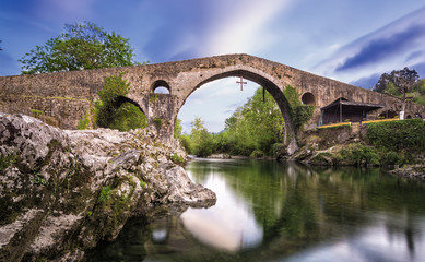 Fototapeta na wymiar Asturias,puente romano
