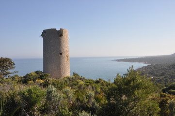 Torre defensiva sobre el Mediterráneo