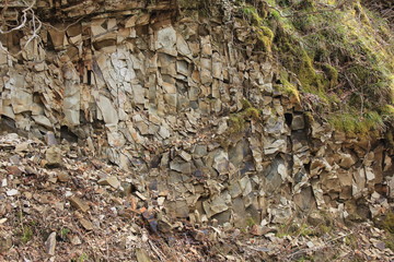 板状に剥離する岩肌(宮城県)