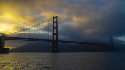 Fototapeta na wymiar San Francisco - Golden Gate Bridge mit leuchtendem Himmel
