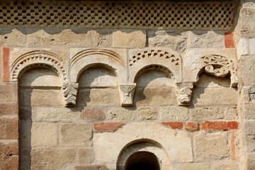 chiesa romanica di San Secondo presso Cortazzone (Asti); archetti decorati sul fianco sud