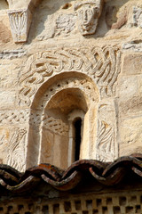 chiesa romanica di San Secondo presso Cortazzone (Asti); monofora con strombo e decorazioni sul fianco sud