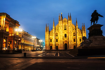 Fototapeta premium Cathedral of Milan, Italy at sunset
