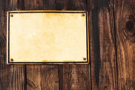 Schild alt und rostig auf Holz