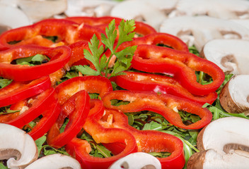 Salat mit Paprika und Pilze geschnitten bei Nahaufnahme