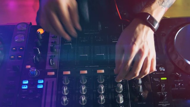 Male dj behind the turntables 4K.
