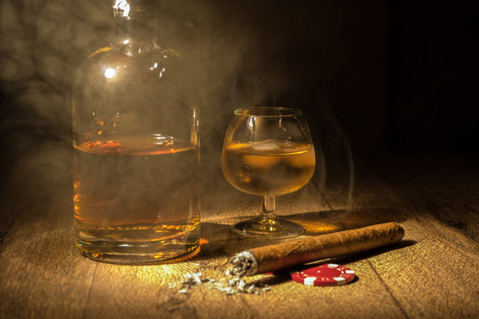 Whisky Flasche, Glas und Zigarre im Spotlight