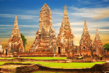 Fototapeta premium Wat Chaiwatthanaram temple. Ayutthaya Historical Park, Phra Nakhon Si, Ayutthaya, Thailand