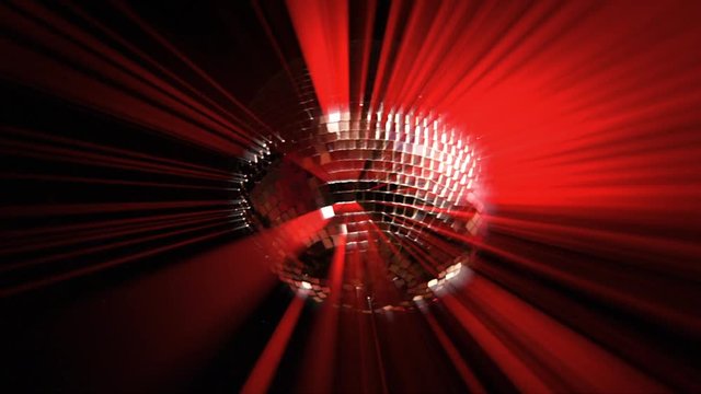 Bola de Cristal de Espejos de Discoteca Proyectando Haz de Luces Rojas
