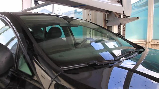 T&uacute;nel de Lavado de Coches Autom&aacute;tico. Proceso final de secado de la carrocer&iacute;a del coche 