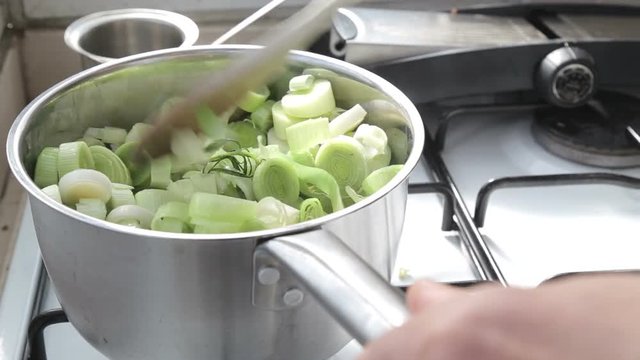 Cooking leeks in a pot