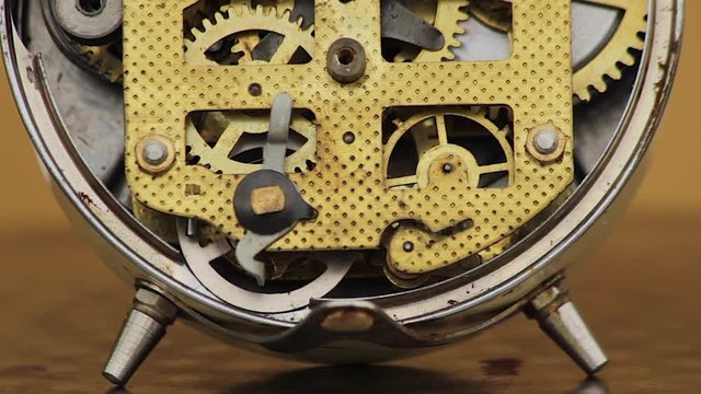 Detalle de engranajes en la maquinaria de un reloj mec&aacute;nico
