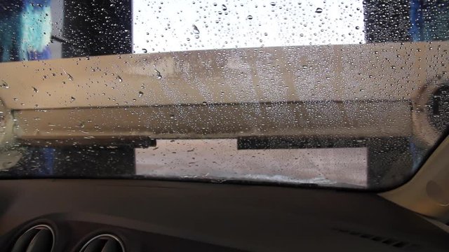 Proceso de secado final del techo del coche en  t&uacute;nel de lavado autom&aacute;tico de coches