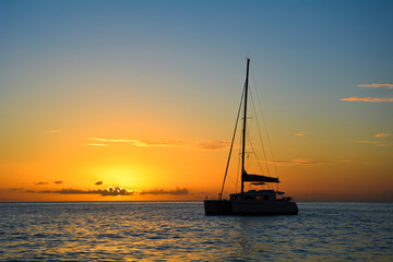 Sunset et catamaran