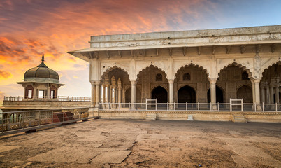 Obraz premium Agra fort sunset view over diwan-i-aam and Musamman Burj dome. White marble portico structure with intricate carvings.