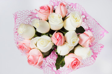 Букет розовых роз на светлом фоне
