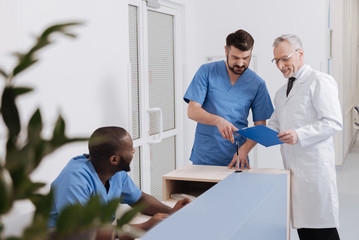 Obraz premium Happy medical coworkers sharing opinions in the clinic