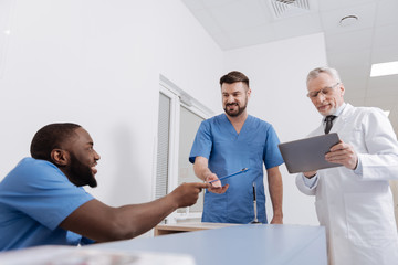 Obraz premium Friendly medical colleagues sharing news in the hospital