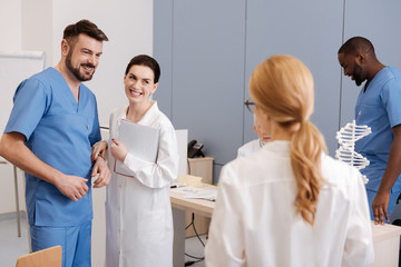 Obraz premium Cheerful practitioners taking part in medical conference at work